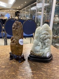 Een Chinese bruine jade zegelstempel met inscriptie en een witte jade sculptuur van een berglandschap, 19/20e eeuw