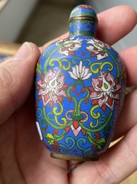 Zes Chinese snuifflessen in zilver en cloisonn&eacute;, 19/20e eeuw