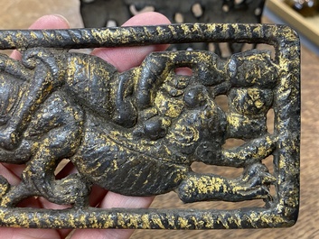 Twee Chinese riemgespversieringen in verguld brons, Xiongnu cultuur, Qin