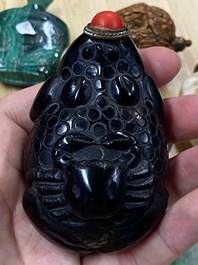 15 Chinese hardstone, glass and walnut snuff bottles, 19/20th C.