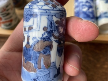 Vijf Chinese famille verte, blauw-witte en koperrode snuifflessen, 19/20e eeuw