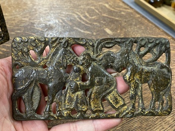 Twee Chinese riemgespversieringen in verguld brons, Xiongnu cultuur, Qin