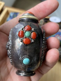 Zes Chinese snuifflessen in zilver en cloisonn&eacute;, 19/20e eeuw