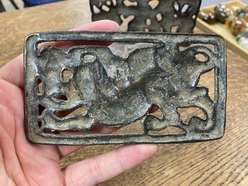 Twee Chinese riemgespversieringen in verguld brons, Xiongnu cultuur, Qin