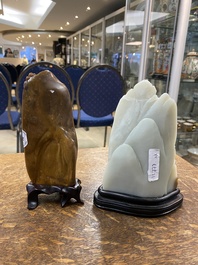 Een Chinese bruine jade zegelstempel met inscriptie en een witte jade sculptuur van een berglandschap, 19/20e eeuw