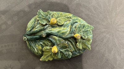 Terrine couverte en forme de melon sur son support en forme de feuille en fa&iuml;ence polychrome de Delft, 18&egrave;me