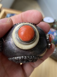 Zes Chinese snuifflessen in zilver en cloisonn&eacute;, 19/20e eeuw