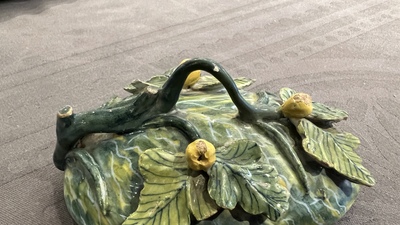 Terrine couverte en forme de melon sur son support en forme de feuille en fa&iuml;ence polychrome de Delft, 18&egrave;me