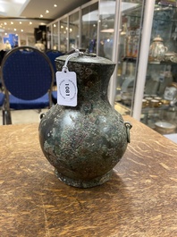 Een Chinese bronzen 'hu' vaas met deksel, Han