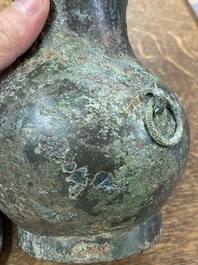 Een Chinese bronzen 'hu' vaas met deksel, Han