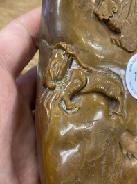 Een Chinese bruine jade zegelstempel met inscriptie en een witte jade sculptuur van een berglandschap, 19/20e eeuw