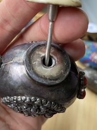 Zes Chinese snuifflessen in zilver en cloisonn&eacute;, 19/20e eeuw