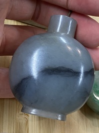 15 Chinese hardstone, glass and walnut snuff bottles, 19/20th C.