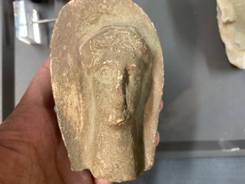 Acht diverse gesculpteerde stenen hoofden, o.a. Gandhara, Etruskisch, Japans en Chinees