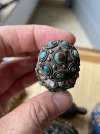 Zes Chinese snuifflessen in zilver en cloisonn&eacute;, 19/20e eeuw