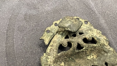 Un mod&egrave;le d'une panth&egrave;re en bronze romain et une plaque de ceinture avec un lion, ca. 2&egrave;me