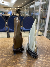 Een Chinese bruine jade zegelstempel met inscriptie en een witte jade sculptuur van een berglandschap, 19/20e eeuw