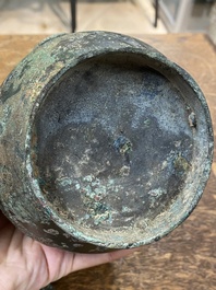 Een Chinese bronzen 'hu' vaas met deksel, Han