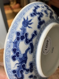 Een Chinees blauw-wit 'Bleu de Hue' bord voor de Vietnamese markt, Nhat merk, 19e eeuw