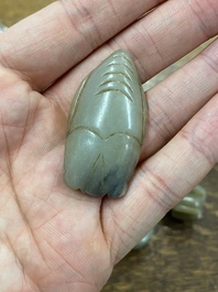 Vijf Chinese snijwerken in celadon en roestkleurige jade, 19e eeuw