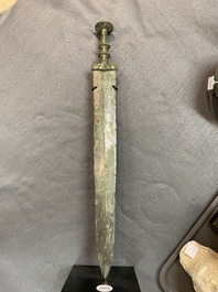 Een Chinees bronzen zwaard, Periode der Strijdende Staten, 5/4e eeuw v.C.