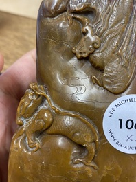 Een Chinese bruine jade zegelstempel met inscriptie en een witte jade sculptuur van een berglandschap, 19/20e eeuw