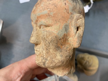 Acht diverse gesculpteerde stenen hoofden, o.a. Gandhara, Etruskisch, Japans en Chinees