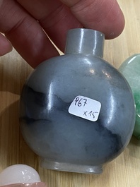 15 Chinese hardstone, glass and walnut snuff bottles, 19/20th C.