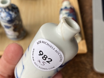 Vijf Chinese famille verte, blauw-witte en koperrode snuifflessen, 19/20e eeuw