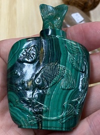 15 Chinese hardstone, glass and walnut snuff bottles, 19/20th C.