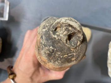 Acht diverse gesculpteerde stenen hoofden, o.a. Gandhara, Etruskisch, Japans en Chinees