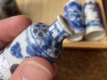 Vijf Chinese famille verte, blauw-witte en koperrode snuifflessen, 19/20e eeuw