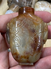 15 Chinese hardstone, glass and walnut snuff bottles, 19/20th C.