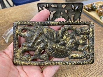 Twee Chinese riemgespversieringen in verguld brons, Xiongnu cultuur, Qin