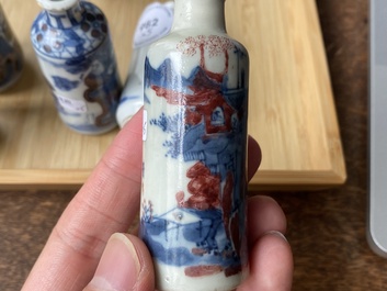 Vijf Chinese famille verte, blauw-witte en koperrode snuifflessen, 19/20e eeuw
