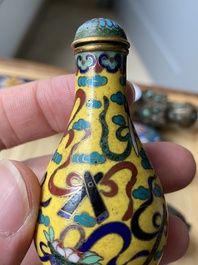 Zes Chinese snuifflessen in zilver en cloisonn&eacute;, 19/20e eeuw