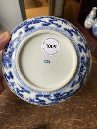 Een Chinees blauw-wit 'Bleu de Hue' bord voor de Vietnamese markt, Nhat merk, 19e eeuw