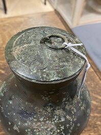 Een Chinese bronzen 'hu' vaas met deksel, Han