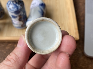 Vijf Chinese famille verte, blauw-witte en koperrode snuifflessen, 19/20e eeuw
