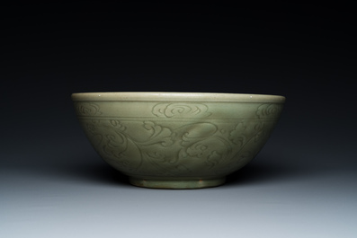 Grand bol en porcelaine de Chine c&eacute;ladon de Longquan &agrave; d&eacute;cor incis&eacute;, Ming