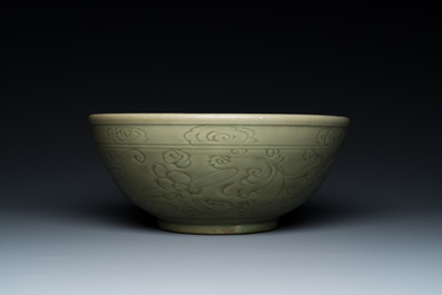 Grand bol en porcelaine de Chine c&eacute;ladon de Longquan &agrave; d&eacute;cor incis&eacute;, Ming