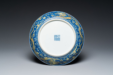 Plat en porcelaine de Chine en bleu et jaune &agrave; d&eacute;cor d'un dragon, marque et &eacute;poque de Qianlong
