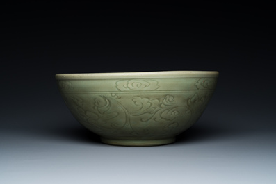 Grand bol en porcelaine de Chine c&eacute;ladon de Longquan &agrave; d&eacute;cor incis&eacute;, Ming
