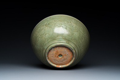 Grand bol en porcelaine de Chine c&eacute;ladon de Longquan &agrave; d&eacute;cor incis&eacute;, Ming