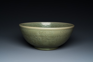 Grand bol en porcelaine de Chine c&eacute;ladon de Longquan &agrave; d&eacute;cor incis&eacute;, Ming