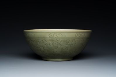 Grand bol en porcelaine de Chine c&eacute;ladon de Longquan &agrave; d&eacute;cor incis&eacute;, Ming