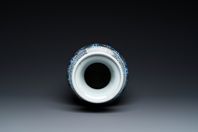 Een Chinese blauw-witte en koperrode rouleau 'Sanxing' vaas, Kangxi