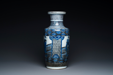 Een Chinese blauw-witte en koperrode rouleau 'Sanxing' vaas, Kangxi