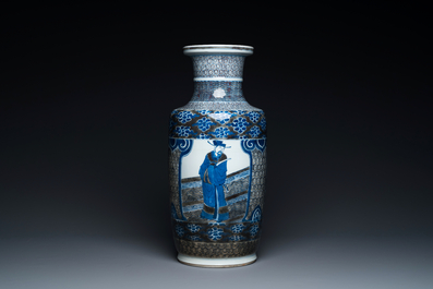 Een Chinese blauw-witte en koperrode rouleau 'Sanxing' vaas, Kangxi