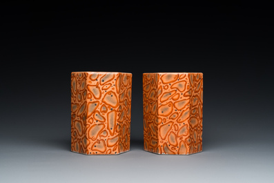 Paire de porte-pinceaux en porcelaine de Chine imitant poudingue, marque de Qianlong, 19&egrave;me